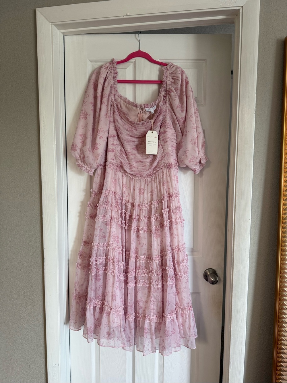 Ivy City Aniston Dress 3X
Short Puffy Sleeve Floral Tiered
Smocked Ruffle NWT